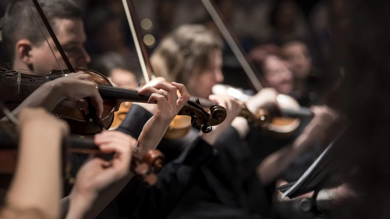 Rassemblement citoyen lors d'un concert de jazz solidaire en milieu rural